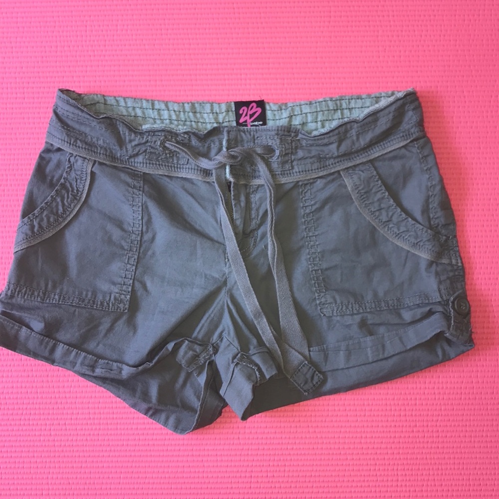 2b Bebe green women Short size 8